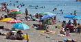 Antalya 40 dereceyi gördü: Sahiller doldu, deniz suyu sıcaklığı 30 dereceye ulaştı