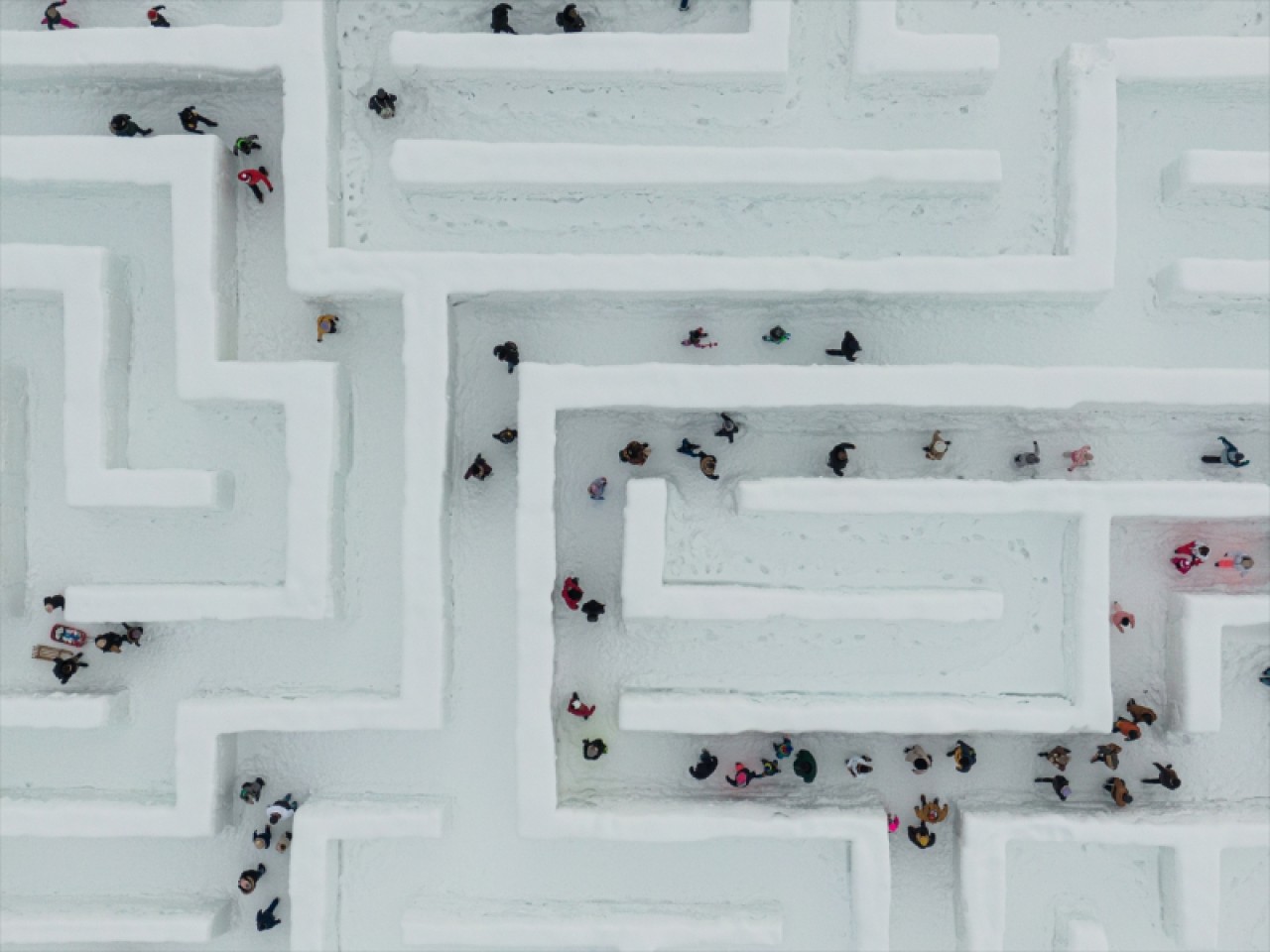 Polonya'da dünyanın en büyük kar labirenti ziyaretçilerini ağırlıyor 2