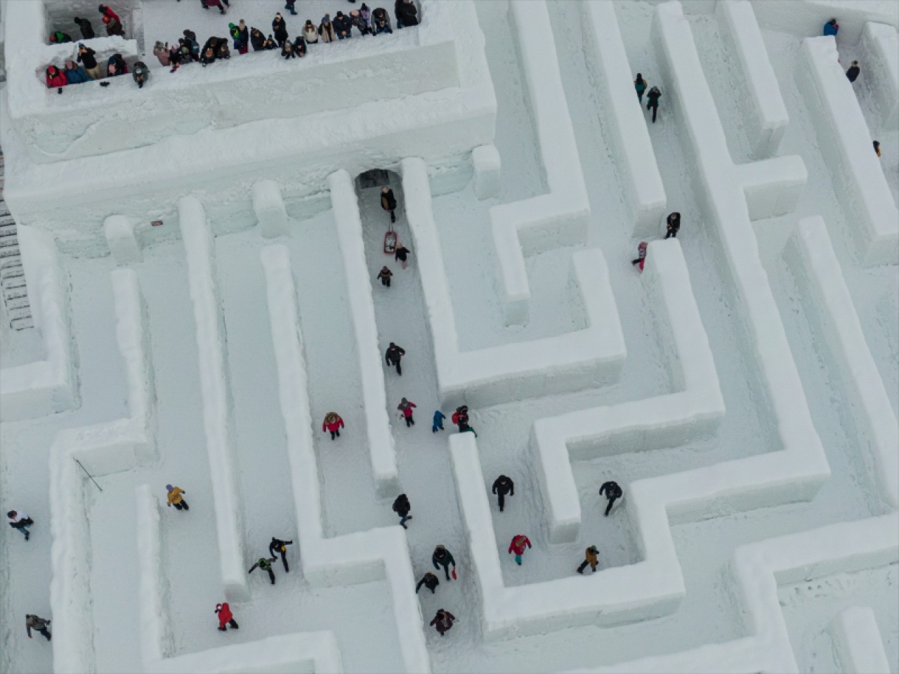 Polonya'da dünyanın en büyük kar labirenti ziyaretçilerini ağırlıyor 5