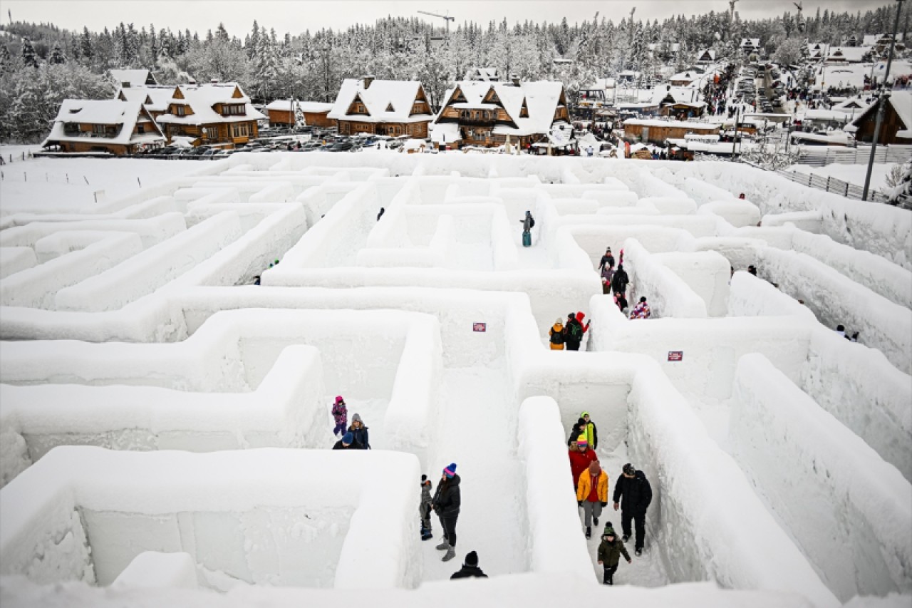 Polonya'da dünyanın en büyük kar labirenti ziyaretçilerini ağırlıyor 15