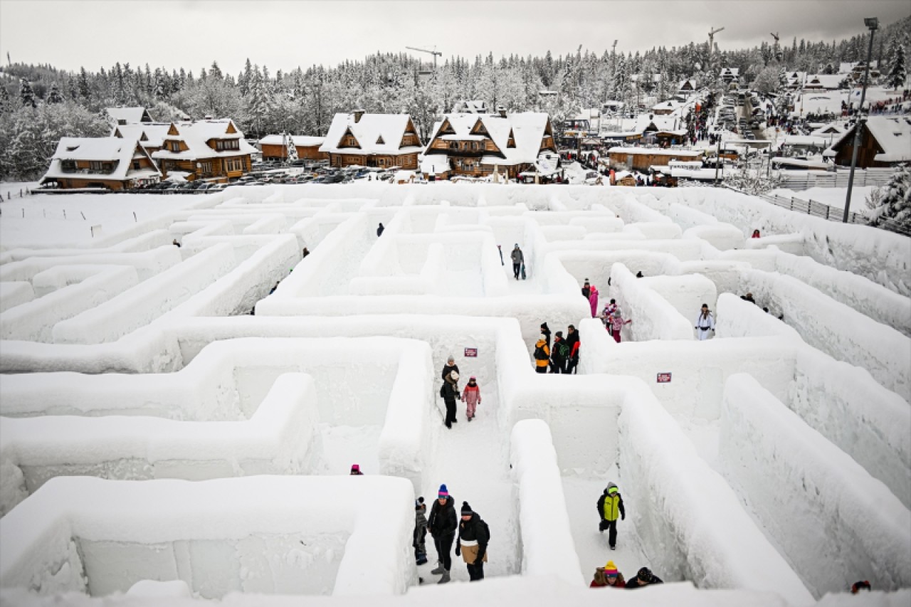 Polonya'da dünyanın en büyük kar labirenti ziyaretçilerini ağırlıyor 19