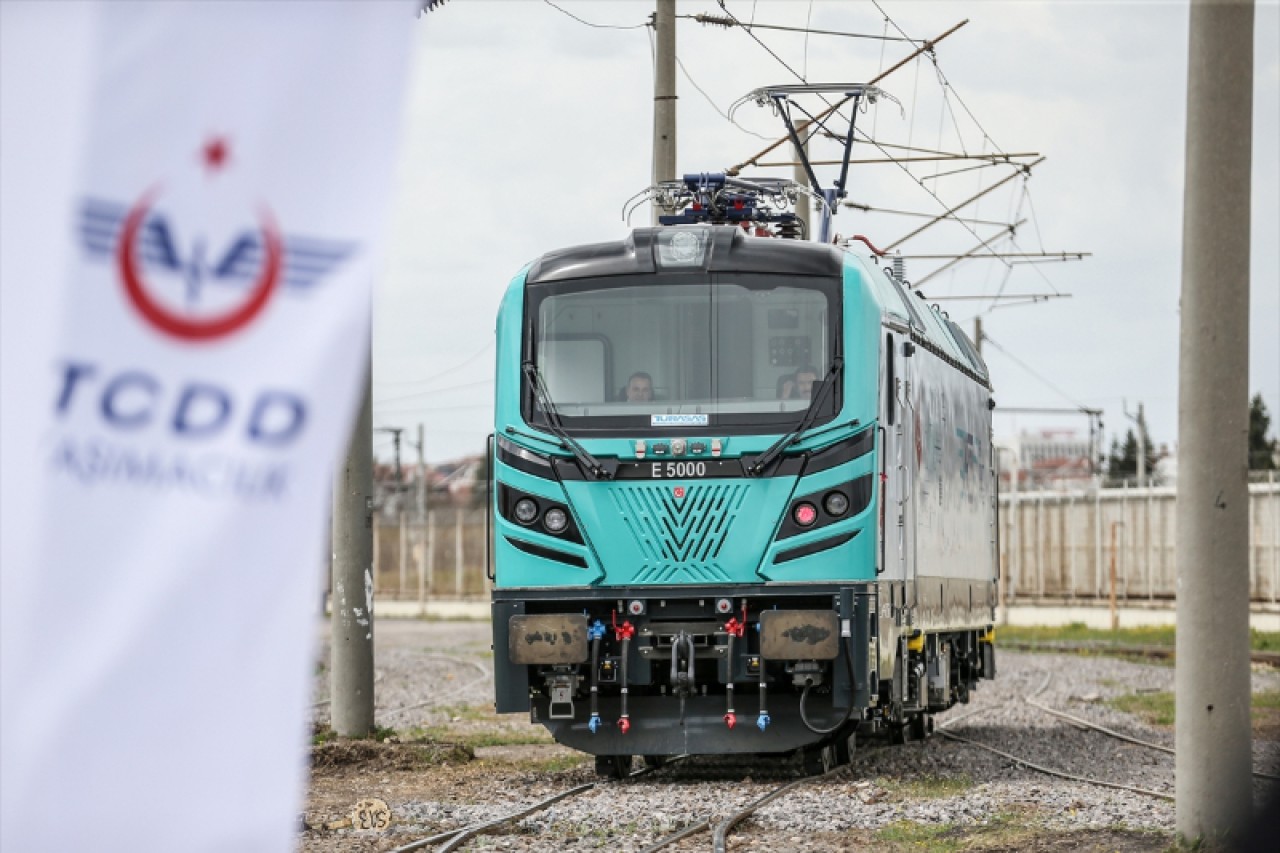 Yerli ve milli elektrikli lokomotif raylara indiriliyor 3