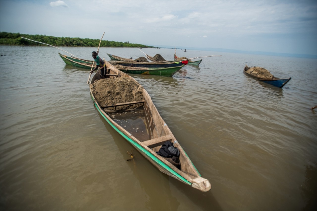 Kenya'da gölden kum çıkaran işçilerin zorlu mesaisi 22