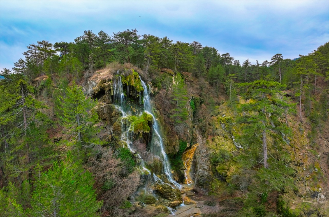 Uyuzsuyu Şelalesi, kış mevsiminde de ziyaretçilerine güzel manzaralar sunuyor 3