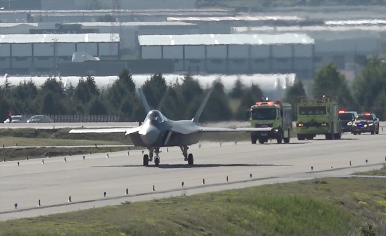 Milli muharip uçak KAAN, ikinci uçuşunu başarıyla tamamladı 8