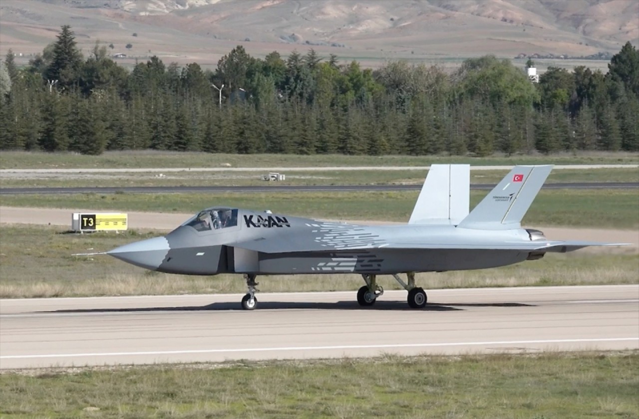 Milli muharip uçak KAAN, ikinci uçuşunu başarıyla tamamladı 15