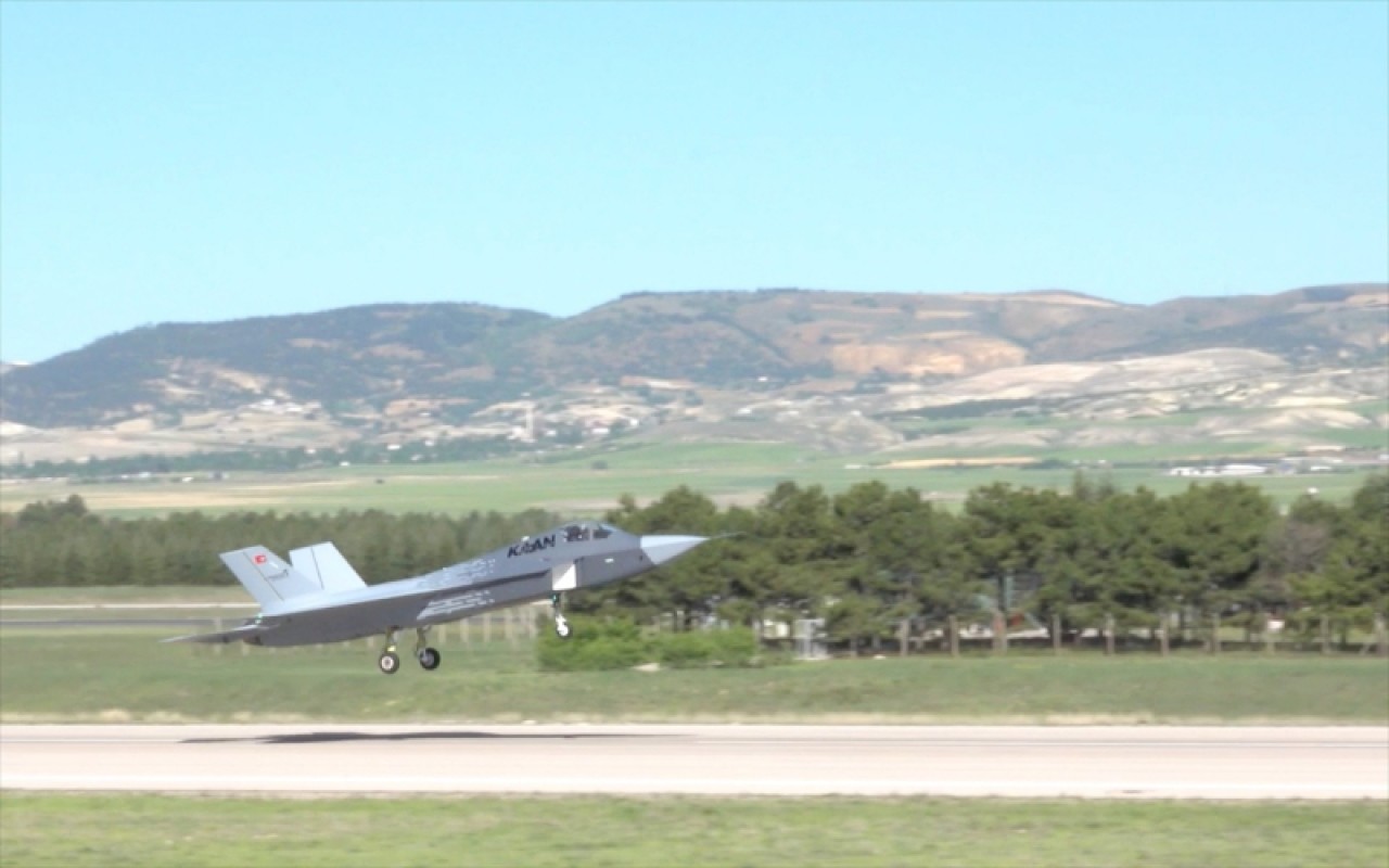 Milli muharip uçak KAAN, ikinci uçuşunu başarıyla tamamladı 9