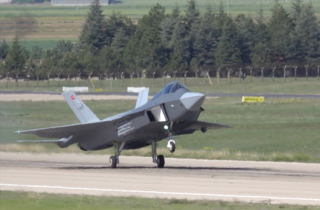 Milli muharip uçak KAAN, ikinci uçuşunu başarıyla tamamladı 12