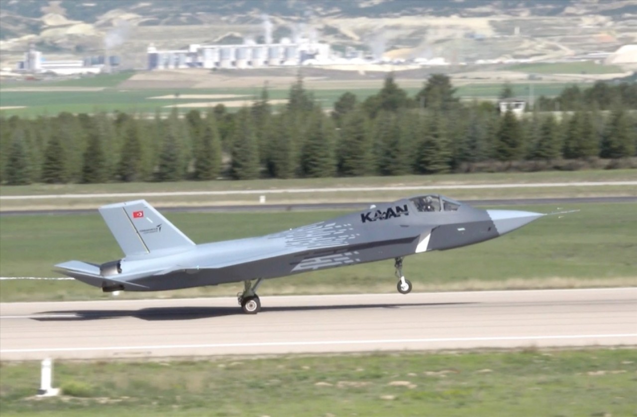 Milli muharip uçak KAAN, ikinci uçuşunu başarıyla tamamladı 13