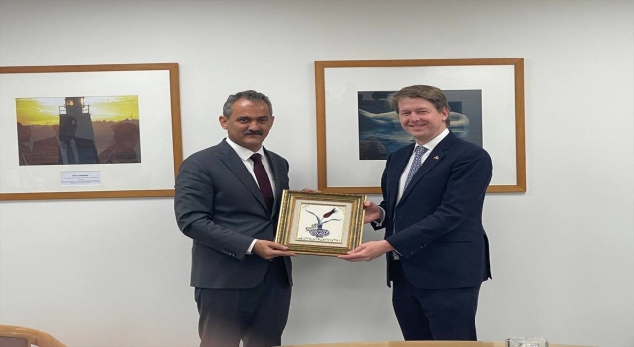 Bakan Özer, İngiliz mevkidaşıyla görüşme gerçekleştirdi