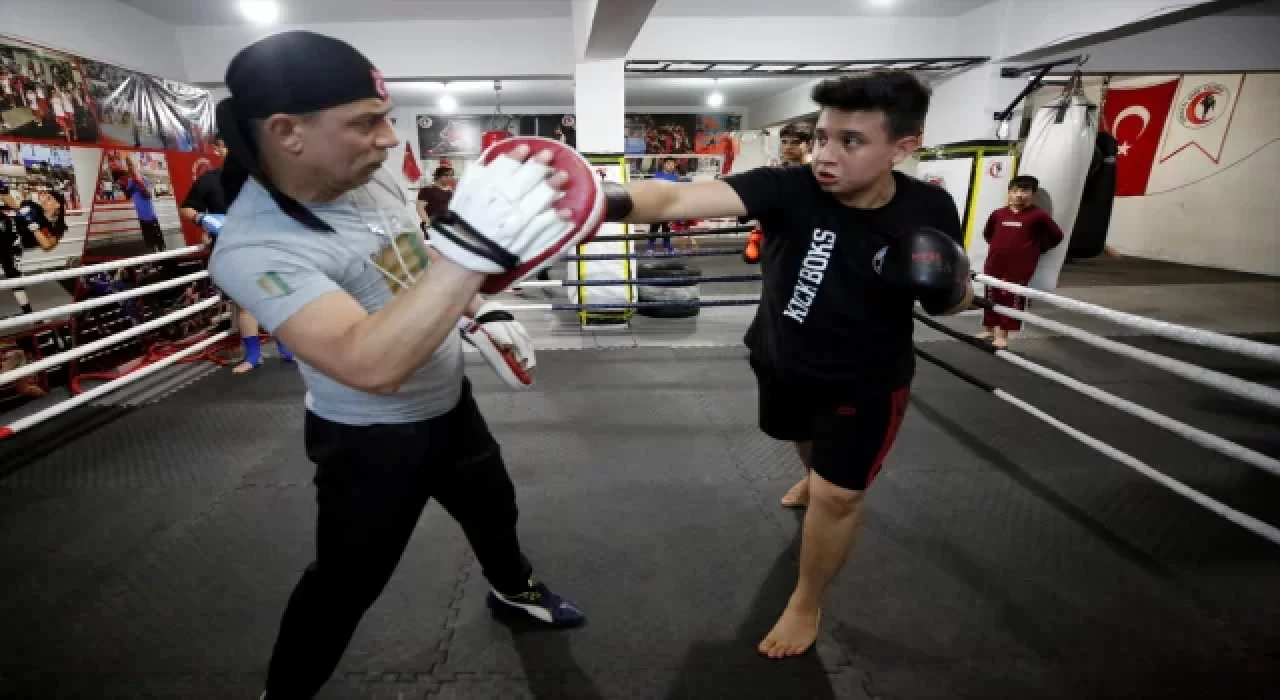Dünya Kupasında üçüncü olan kick boksçu şampiyonluk için babasıyla çalışıyor