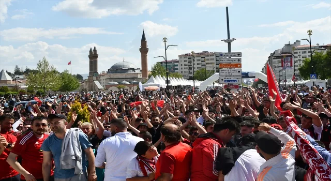 Kupa finalinden dönen Sivassporlu taraftarlar, kentte kutlama yaptı