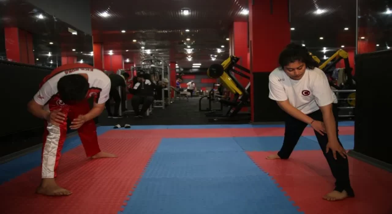 Dünya şampiyonu kick boksçu kardeşiyle şampiyonalara hazırlanıyor