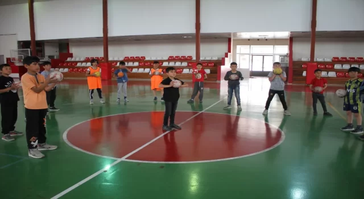 ”Hentbol nedir?” sorusuna cevabıyla federasyon başkanından maç sözü aldı