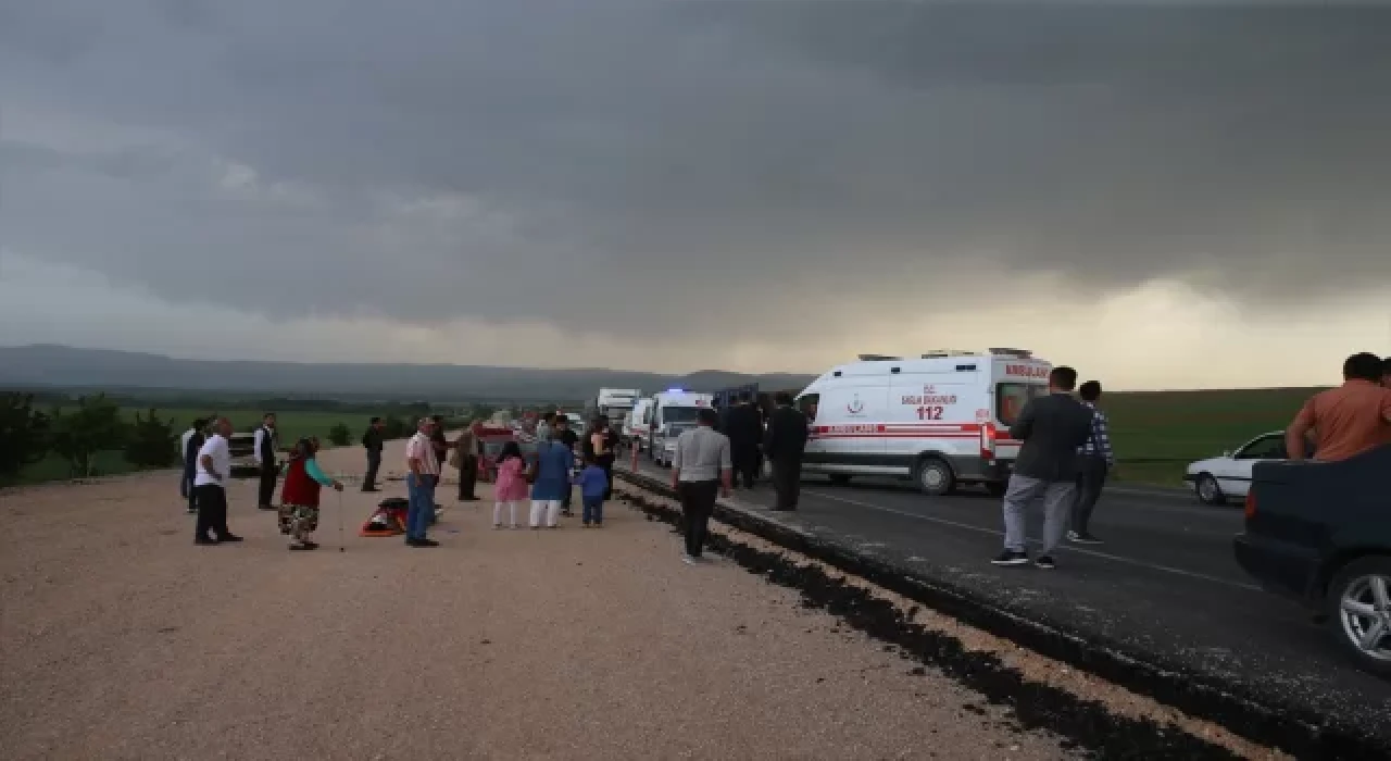 Tokat’ta iki otomobilin çarpıştığı kazada 10 kişi yaralandı