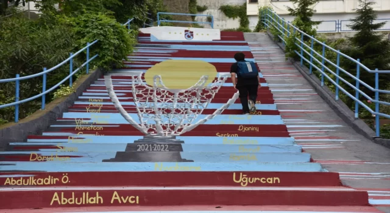 Trabzonspor’un şampiyonluk kupası merdivenlere resmedildi