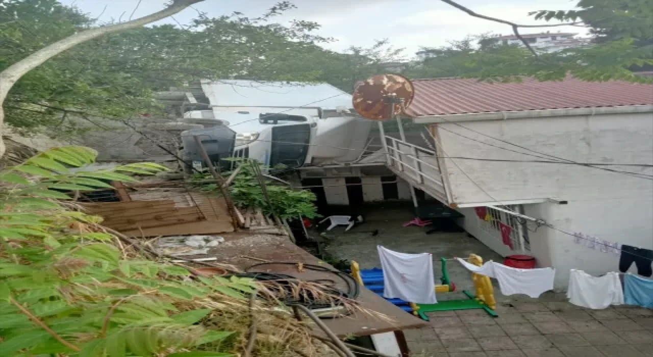 Üsküdar’da kamyonet gecekondunun bahçesine devrildi