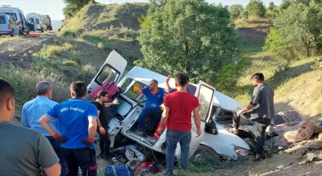 Siirt’te şarampole devrilen minibüsteki 4 kişi öldü, 6 kişi yaralandı