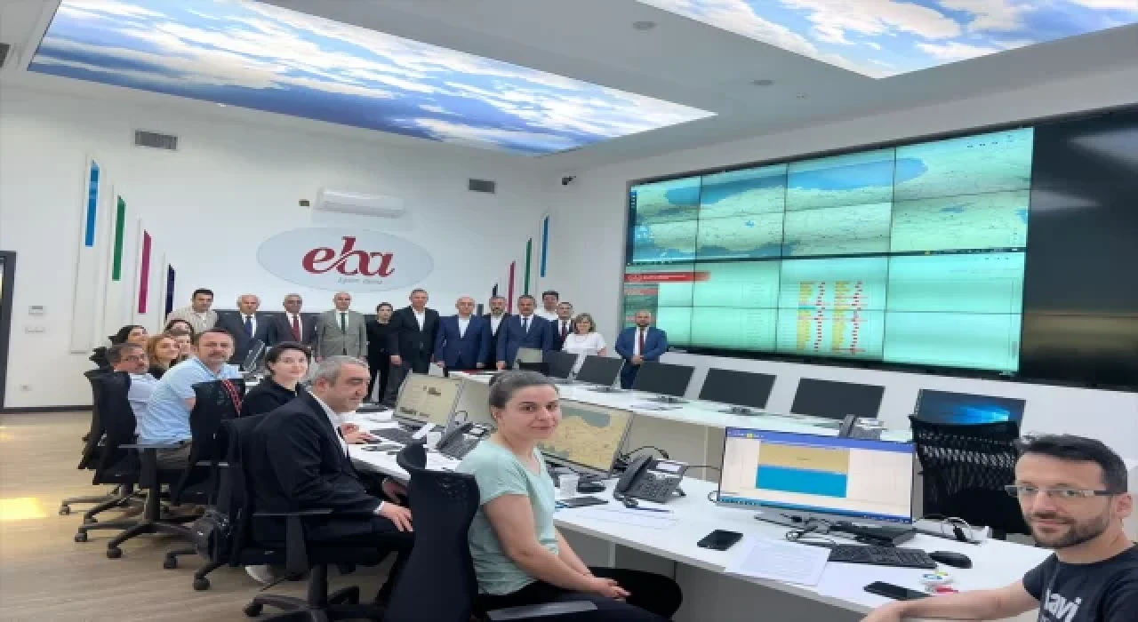 Milli Eğitim Bakanı Özer, LGS sürecinin canlı takip edildiği Sınav Koordinasyon Merkezi’ni ziyaret etti