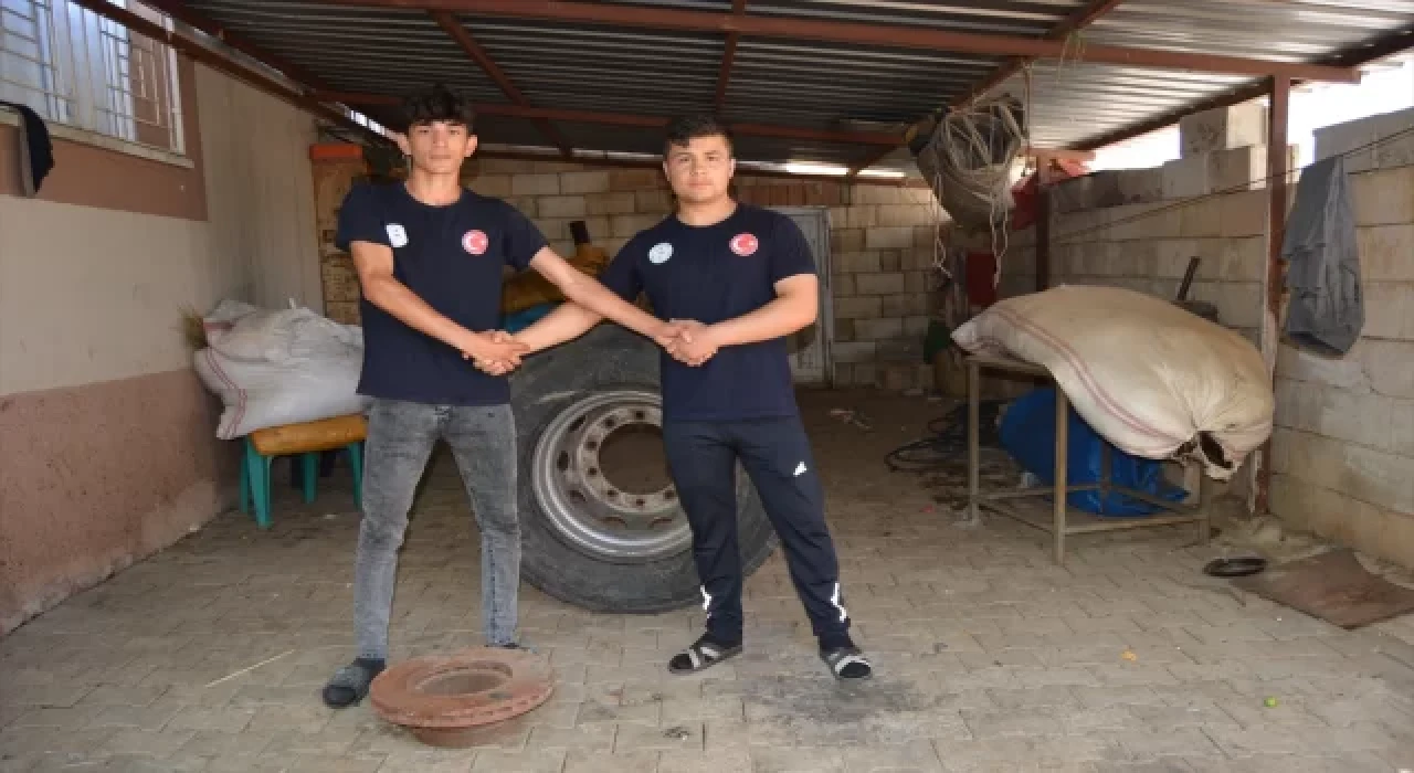 Tır lastiğiyle antrenman yaparak karakucak güreşinde Türkiye üçüncüsü oldular