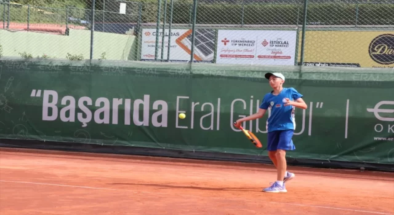 Ukraynalı genç tenisçi, ailesiyle sığındığı Türkiye’de madalya peşinde