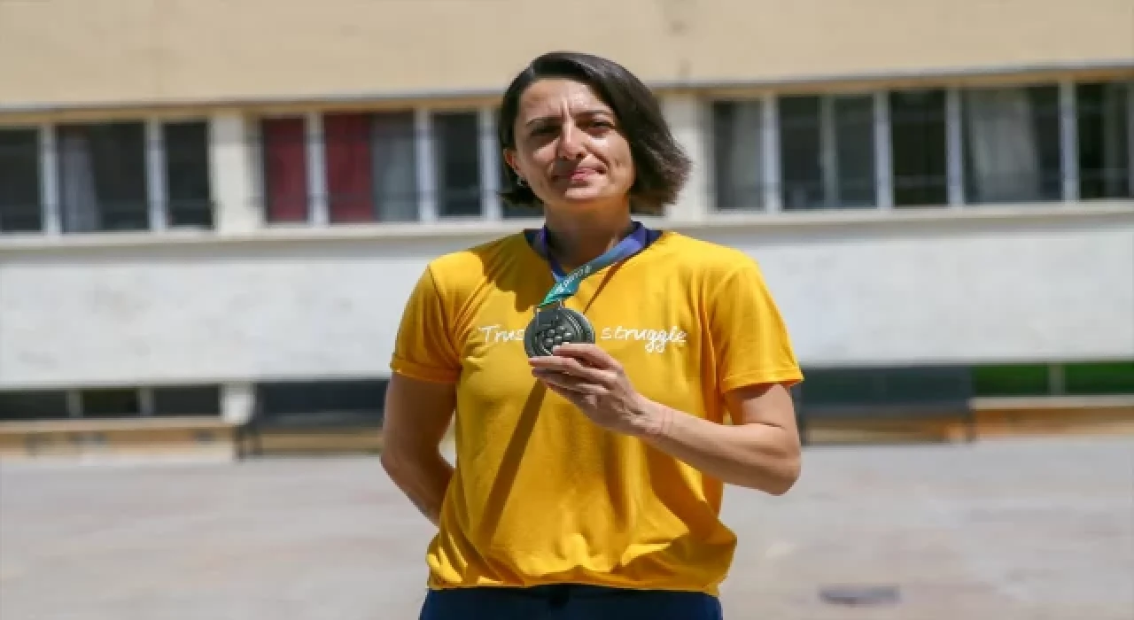 İşitme engelli milli hentbolcu, genç yetenekleri spora kazandırmayı hedefliyor