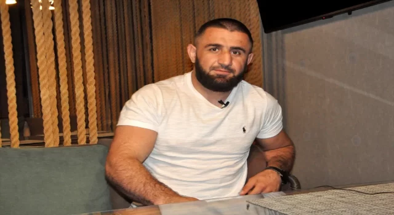 MMA sporcusu Ahıska Türkü Abbasov, maçlarına Kırgız ve Türk bayrağı ile çıkıyor