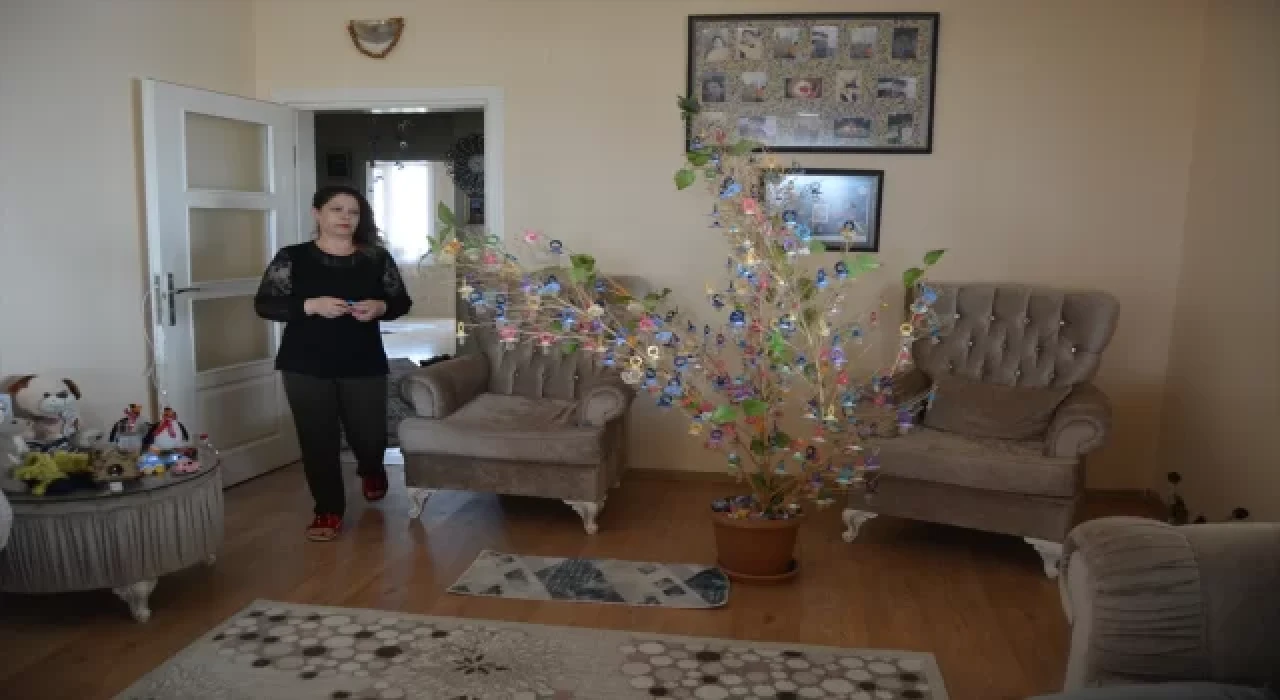 Oğlunun 12 yıldır kullandığı emziklerle süs ağacı yaptı