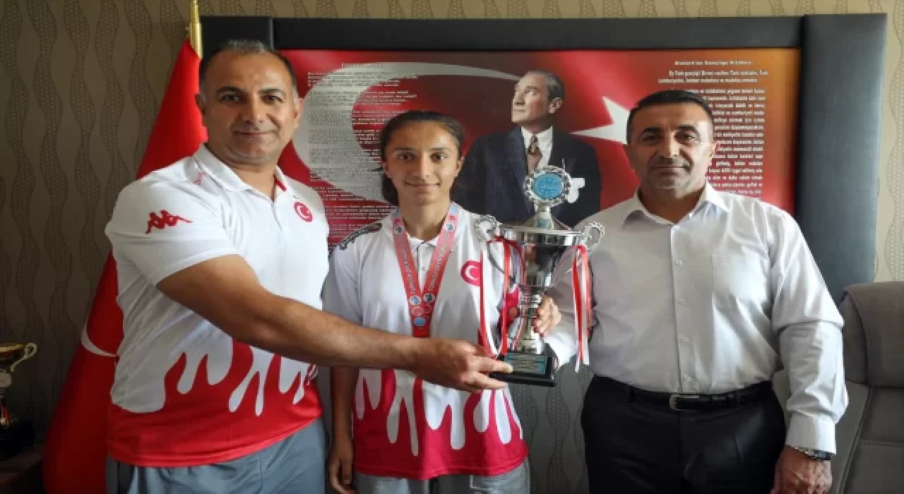 Okul, aile, antrenör ve toplum desteği kick boksçu ”Kader”i kürsüye taşıdı