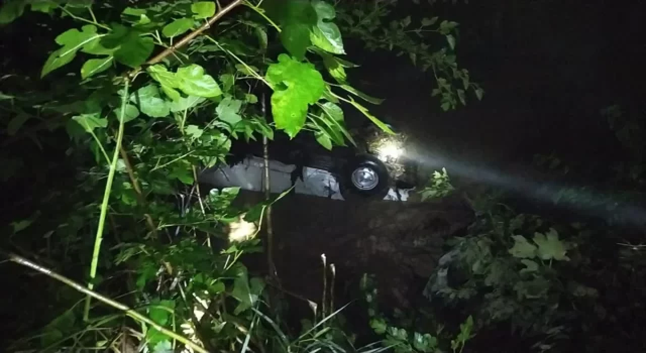 Adana’da sel sularına kapılan otomobil metrelerce sürüklendi