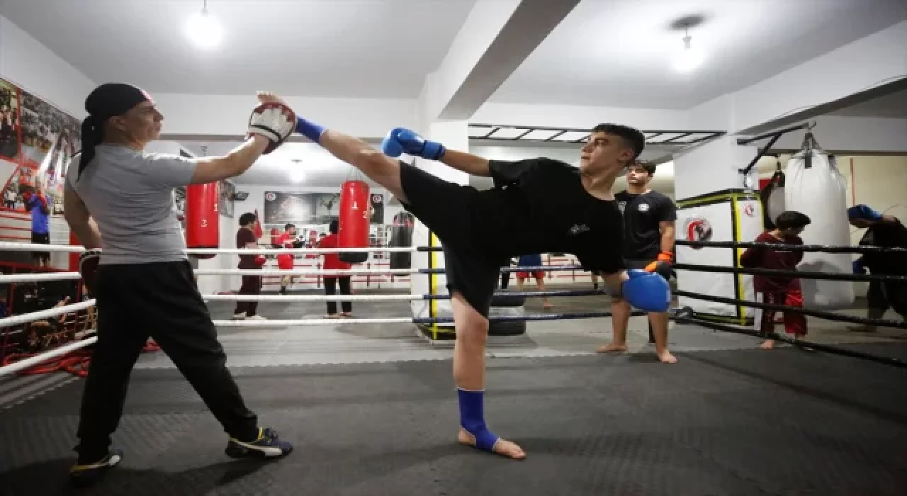 Kick Boks Dünya Kupası’nda başarılı olan iki arkadaş şampiyonluklara odaklandı