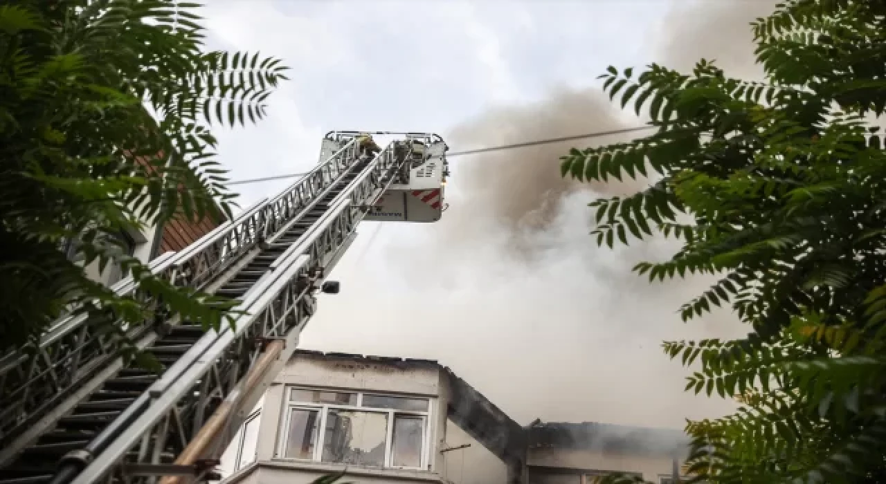 Fatih’te binada çıkan yangın söndürüldü