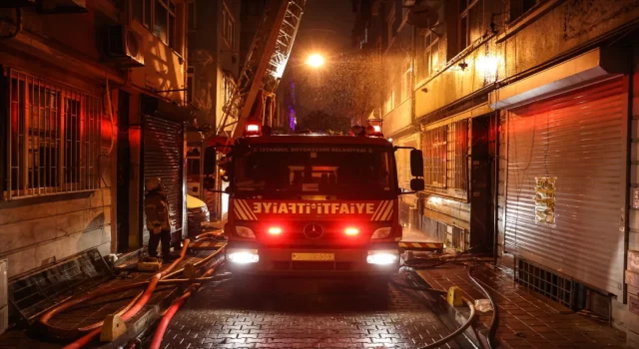 Fatih’te binanın çatısında çıkan yangın söndürüldü