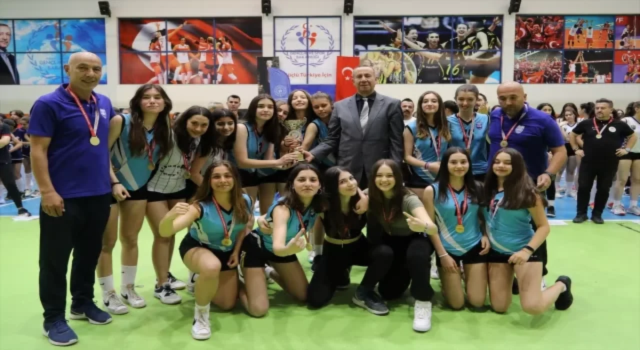 TVF Başkanı Mehmet Akif Üstündağ, genç voleybolcularla bir araya geldi