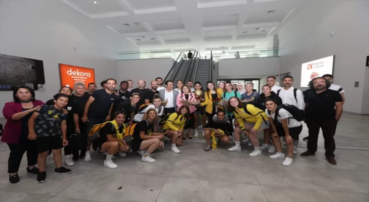 Turkcell Kadın Futbol Süper Lig şampiyonu ALG Spor, Gaziantep’te coşkuyla karşılandı