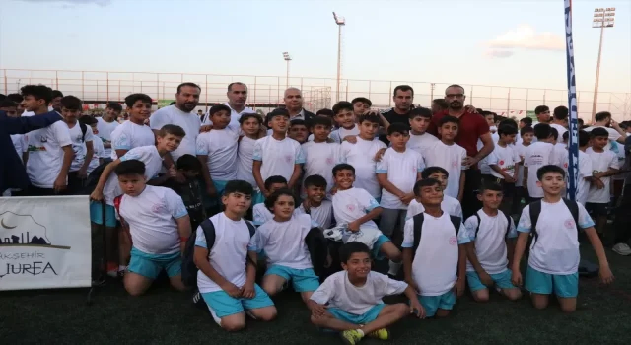 Şanlıurfa’da eski milli futbolcular genç futbolcularla maç yaptı