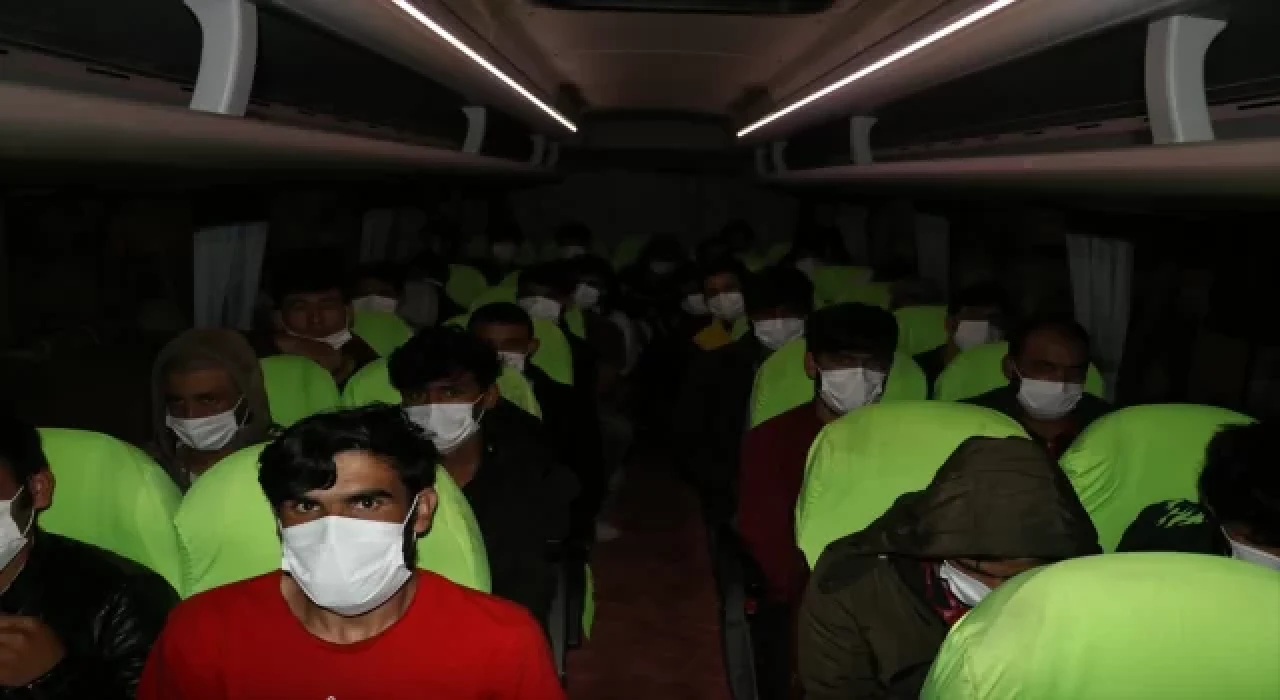 Iğdır’dan 103 Afgan düzensiz göçmen daha ülkelerine gönderildi