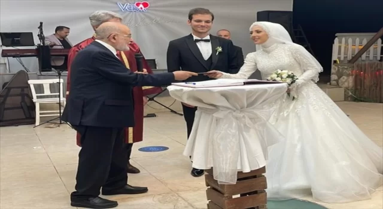 Saadet Partisi Genel Başkanı Karamollaoğlu, İzmir’de nikah şahitliği yaptı
