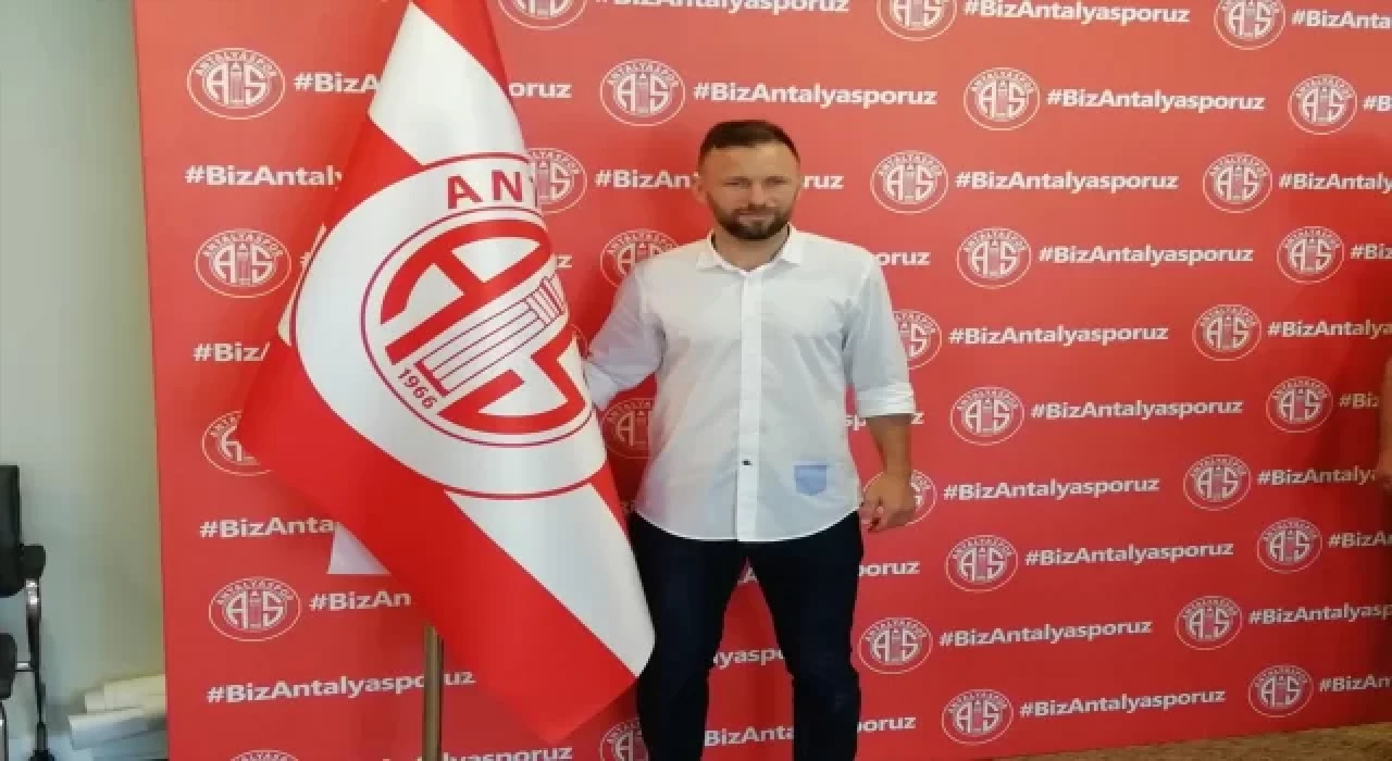 Antalyaspor, Hakan Özmert ile 1 yıllık yeni sözleşme imzaladı 