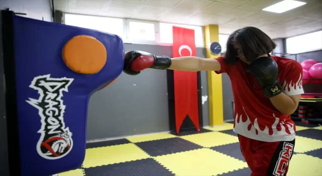 Hem tekvando hem de kick boksta uluslararası başarı peşinde 