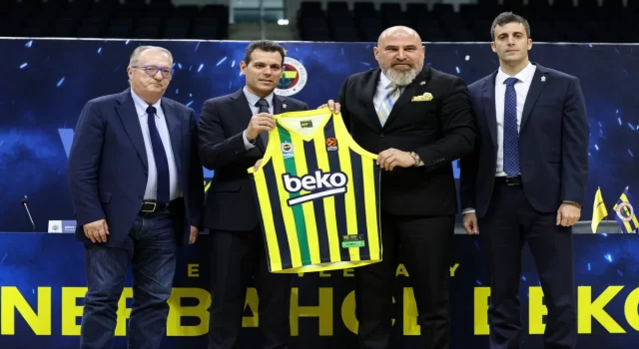 Fenerbahçe Beko’da başantrenörlüğe getirilen Itoudis için imza töreni düzenlendi
