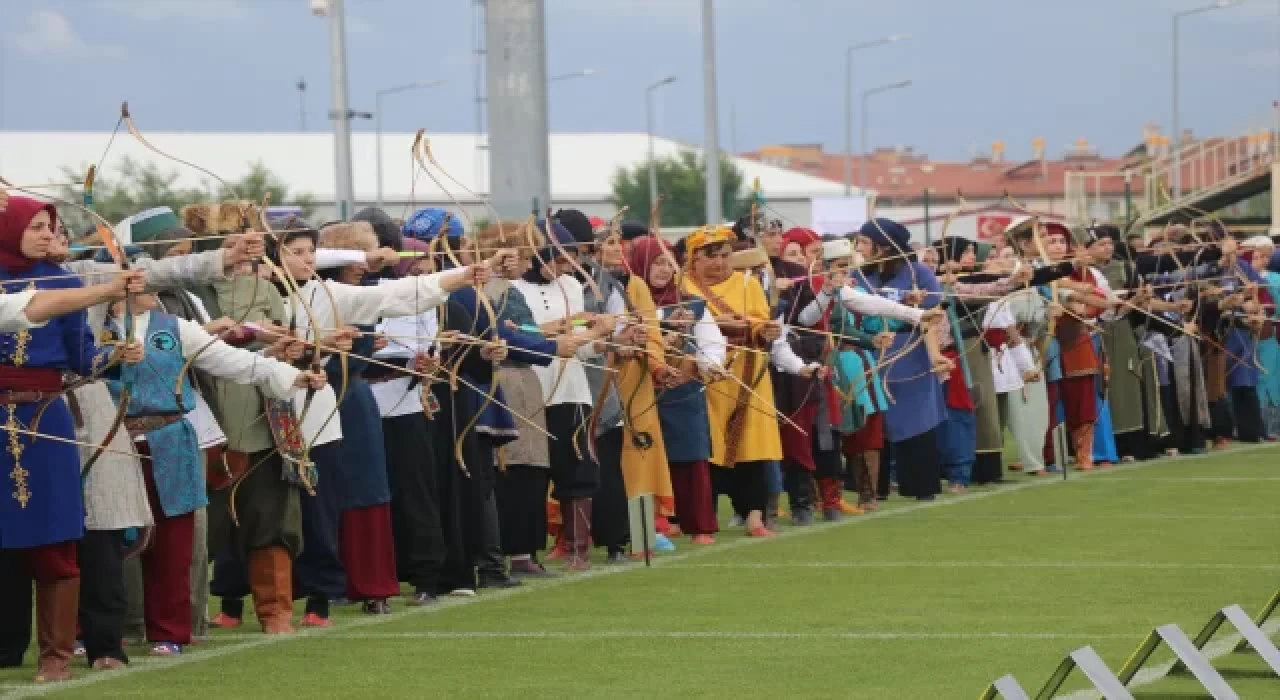Erzincan’daki geleneksel okçuluk Türkiye şampiyonası devam ediyor