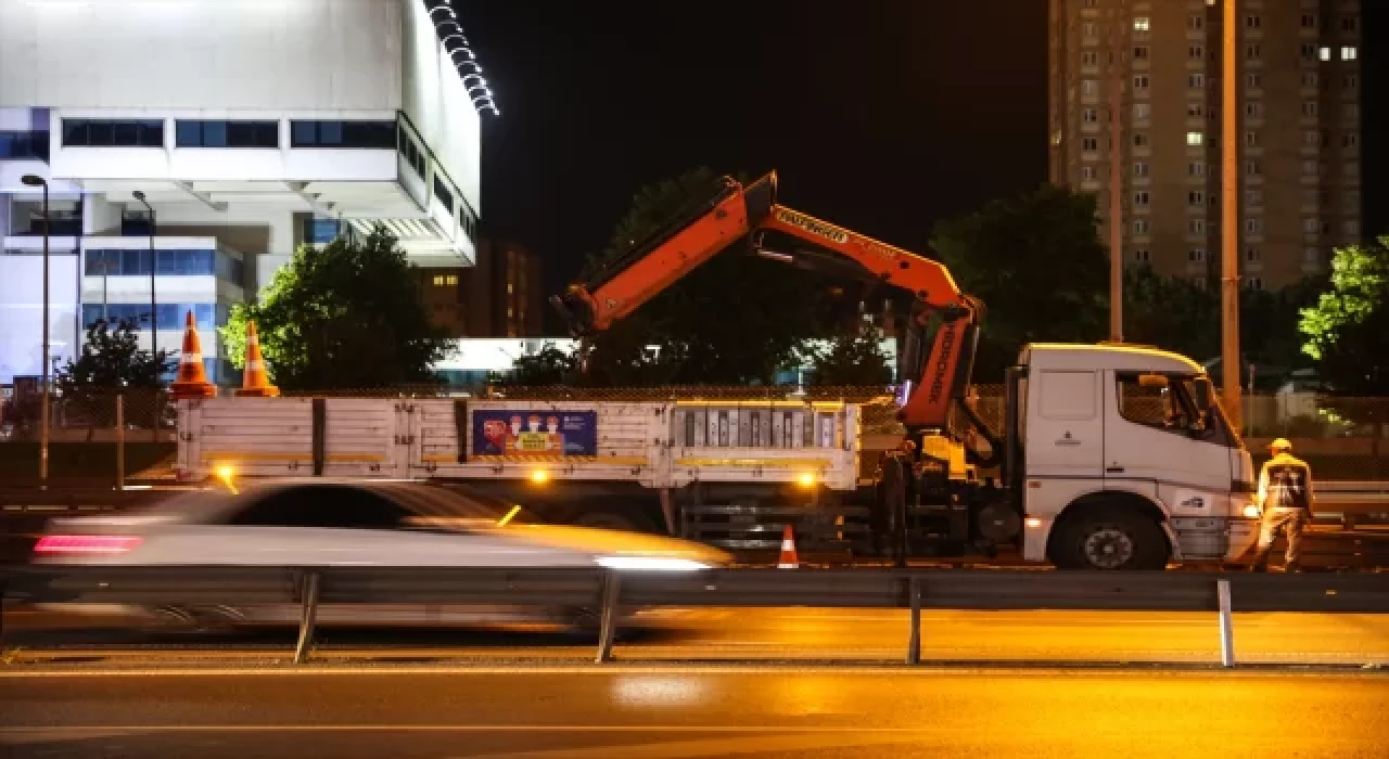 İBB’nin metrobüs hattındaki yolları yenileme çalışması dün gece başladı