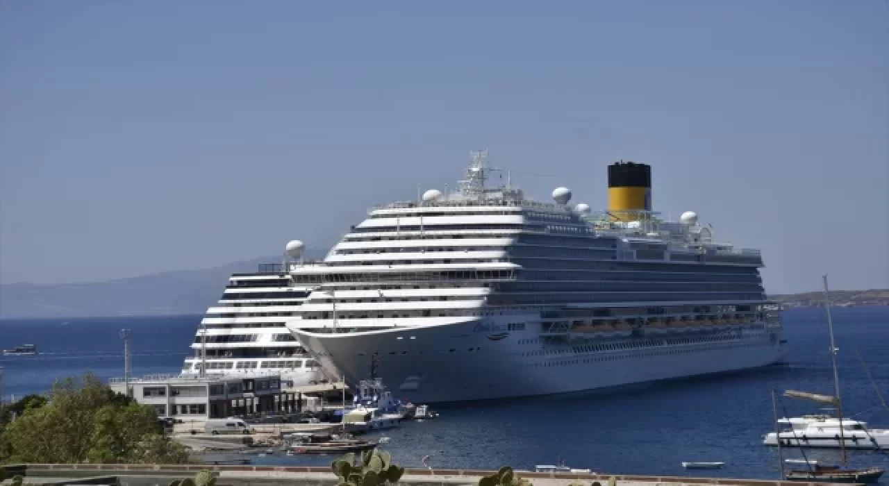 ”Costa Venezia” ve ”Seven Seas Explorer” Bodrum’a yanaştı