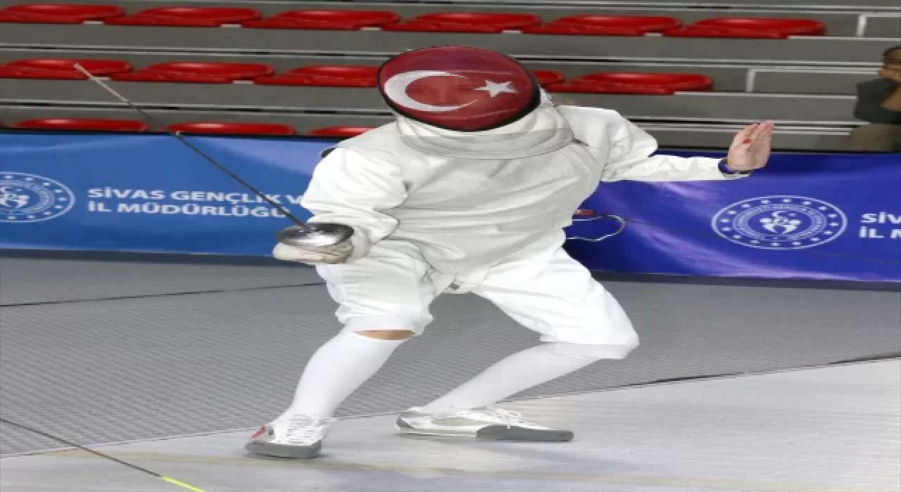 Sivas’ta düzenlenen Türkiye Eskrim Şampiyonası devam ediyor