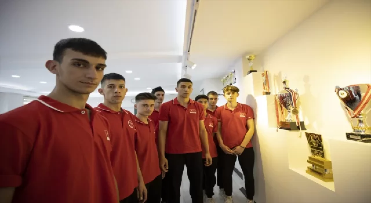 Voleybolda dünya şampiyonu olan liselilerden yazı tahtasına ”şampiyonluk” imzası