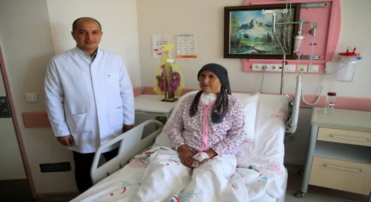 Malatya’da yaşlı kadının boynundan 1 kilogramlık guatr kitlesi çıkarıldı