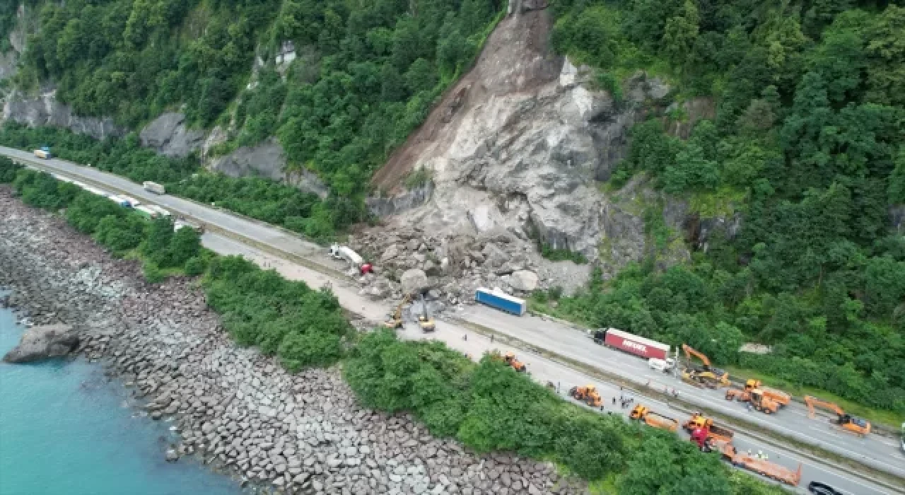 Artvin’de kara yolundaki tırların üzerine kaya düşmesi sonucu 1 kişi öldü