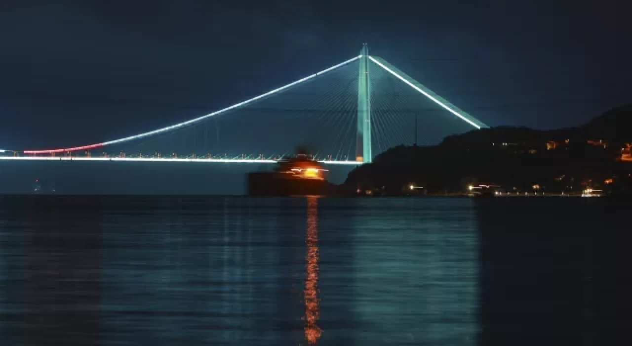 İstanbul’da köprüler Denizcilik ve Kabotaj Bayramı için aydınlatıldı
