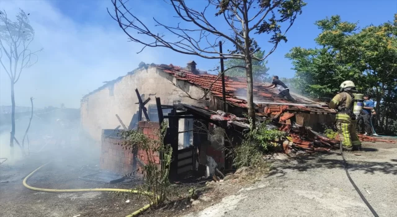 Maltepe’de gecekonduda çıkan yangın söndürüldü